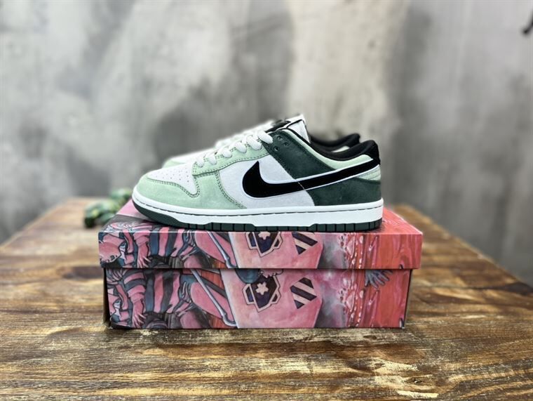 NIKE SB DUNK LOW SNEAKER   NSN005