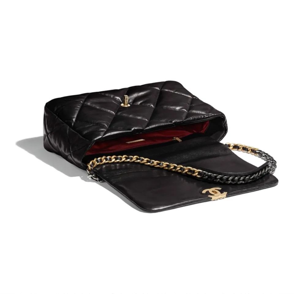 CHANEL 19 bag