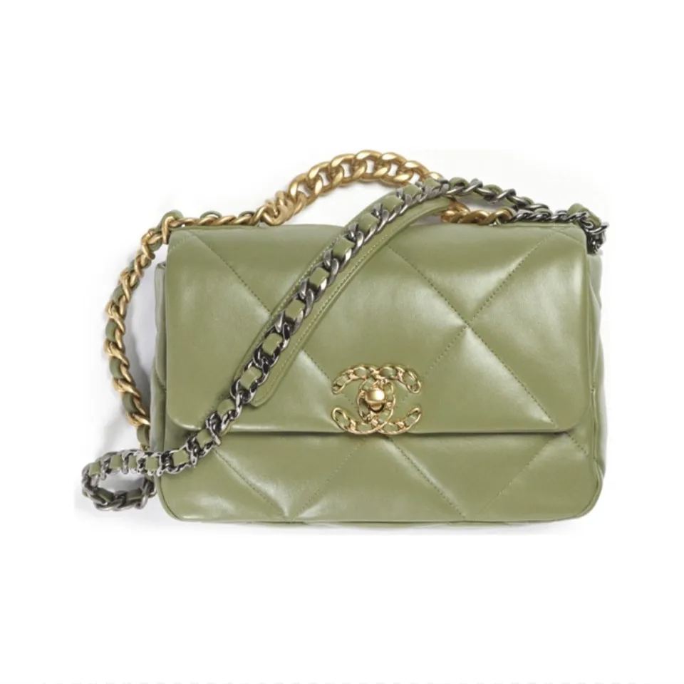 CHANEL 19 bag