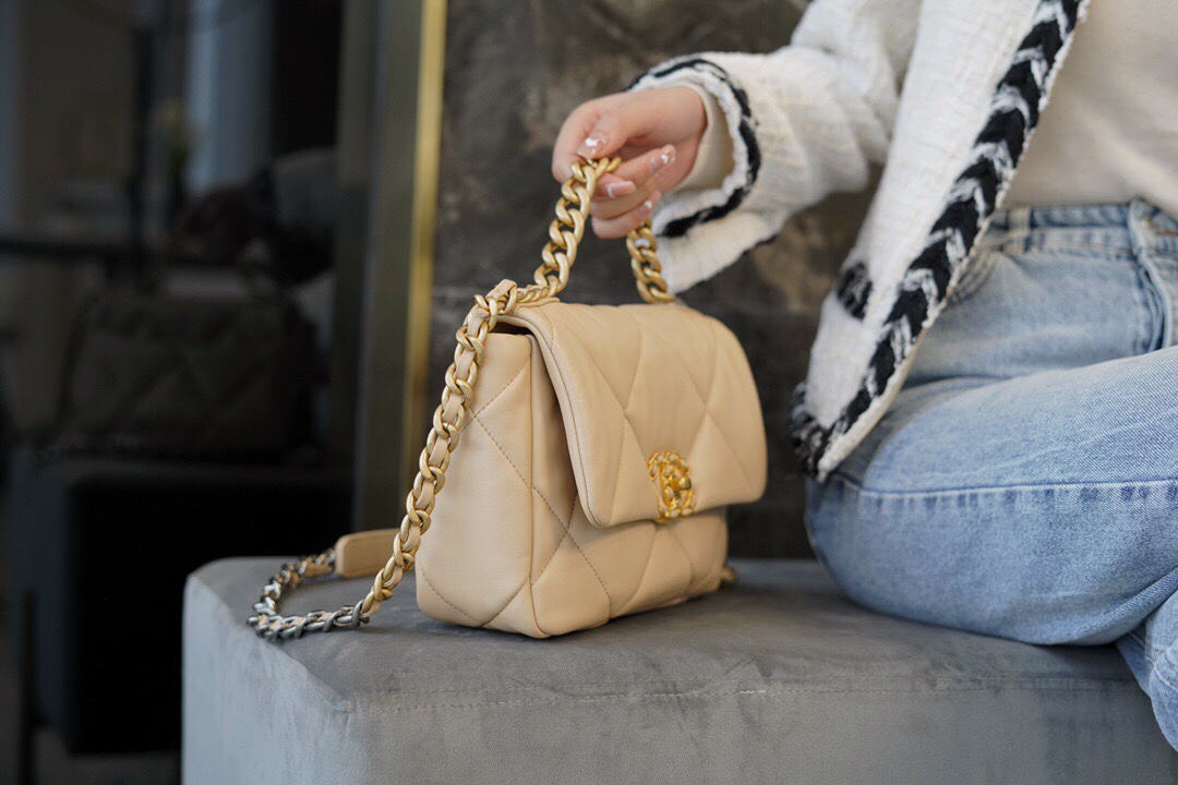 CHANEL 19 bag