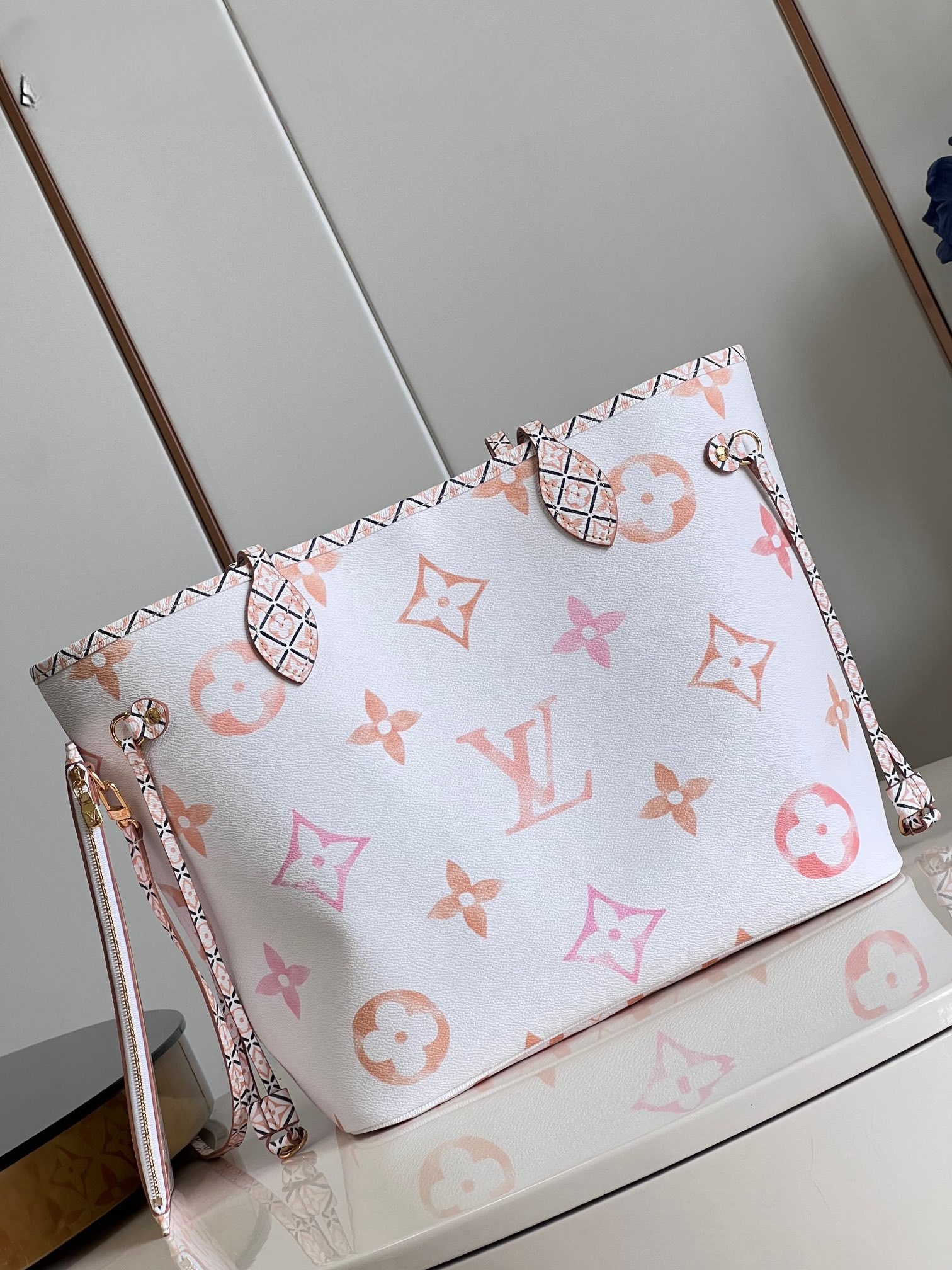 Louis Vuitton Neverfull MM Monogram Canvas Handbag