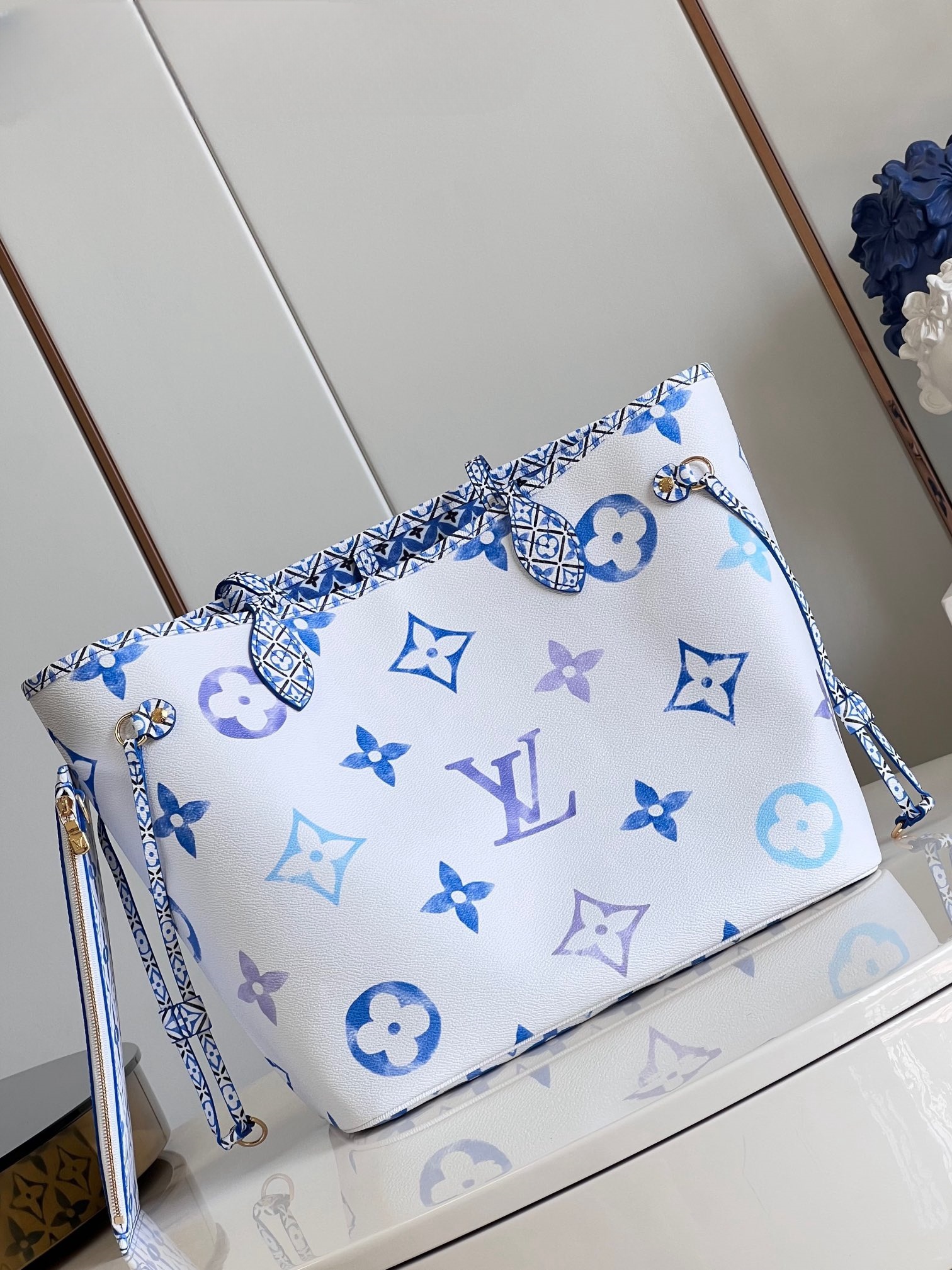 Louis Vuitton Neverfull MM Monogram Canvas Handbag