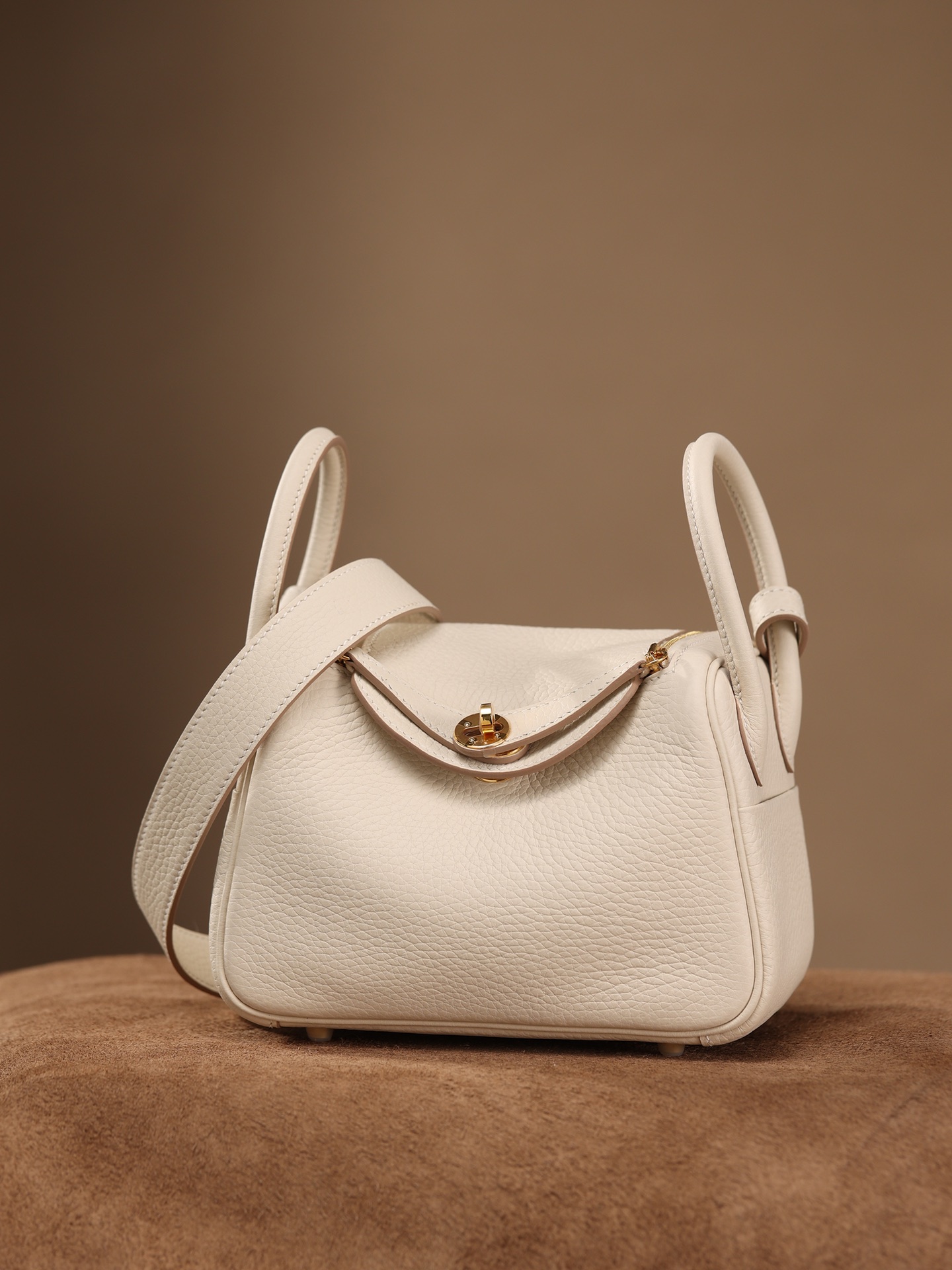 Hermès Lindy Mini 19cm in Milk White with Gold Hardware