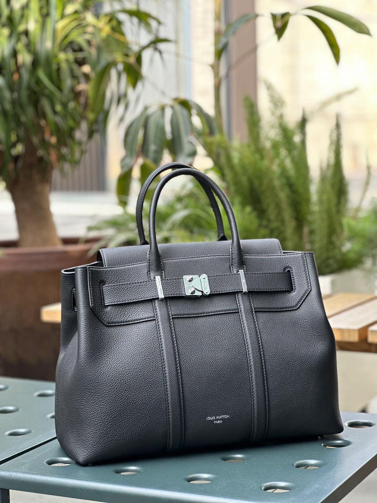 Louis Vuitton Georges Tote in Black