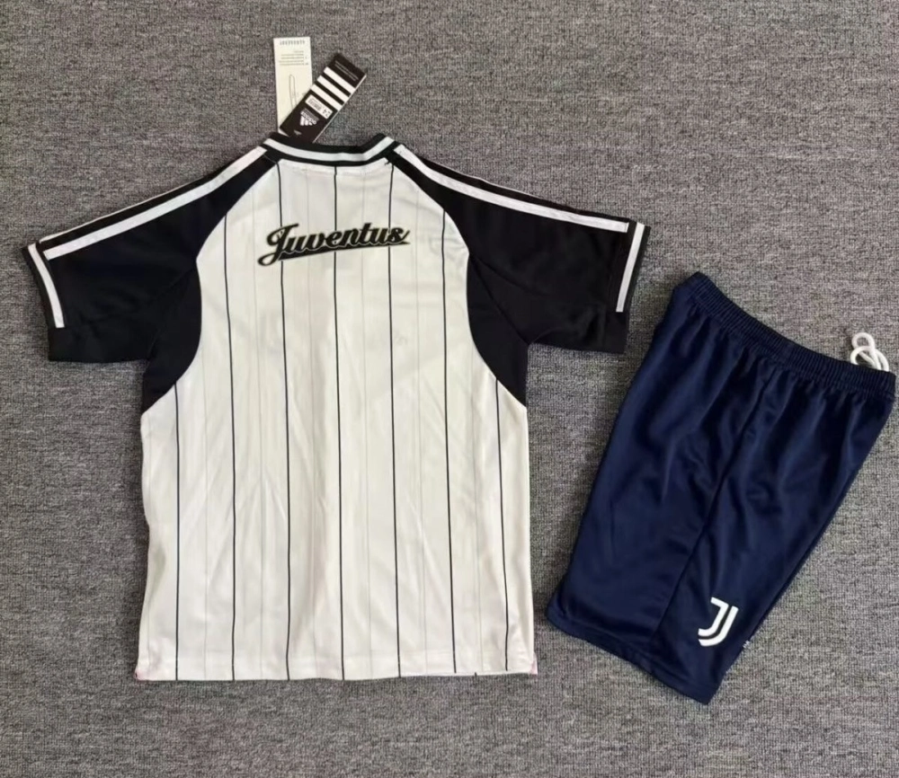 Juventus x US Pack Baseball Kids Kit Jersey+Shorts 2025/26