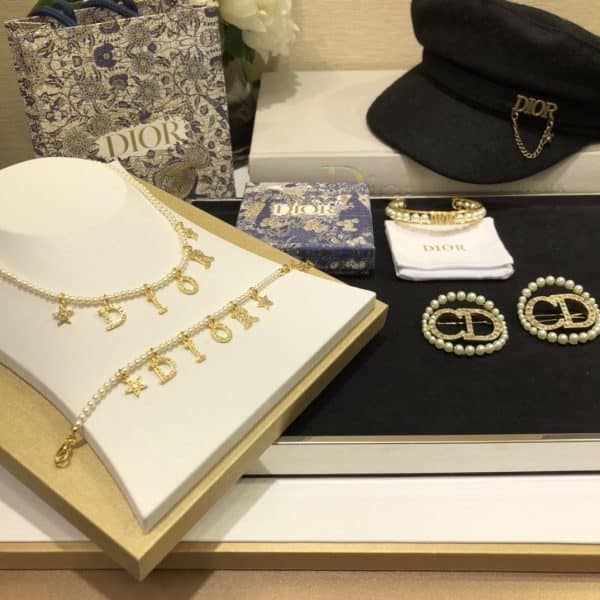 Replica Dior Dio(r)evolution Classic Yellow Gold Paved Diamonds DIOR Logo Pendants Females White Pearl Bracelet B1273DVOCY_D301