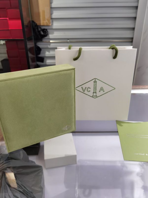Original Copy Van Cleef & Arpels Long Necklace Packaging (Complete set of price)
