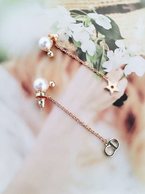 Dior La Petite Tribale CD Signature Star Detail White Pearl Women’s Yellow Gold Asymmetric Drop Earrings E0672TRERS_D301