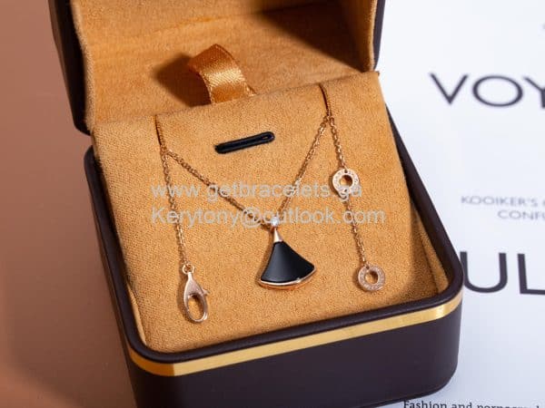 Divas Dream Small Necklace with Onyx and 1 Diamodns Rose Gold Copy