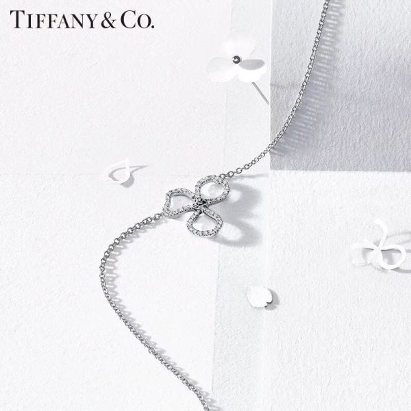 Tiffany & Co Elegant Style Paper Flowers Three Leaf Clover Open Flower Pendant Womens Diamonds Necklace