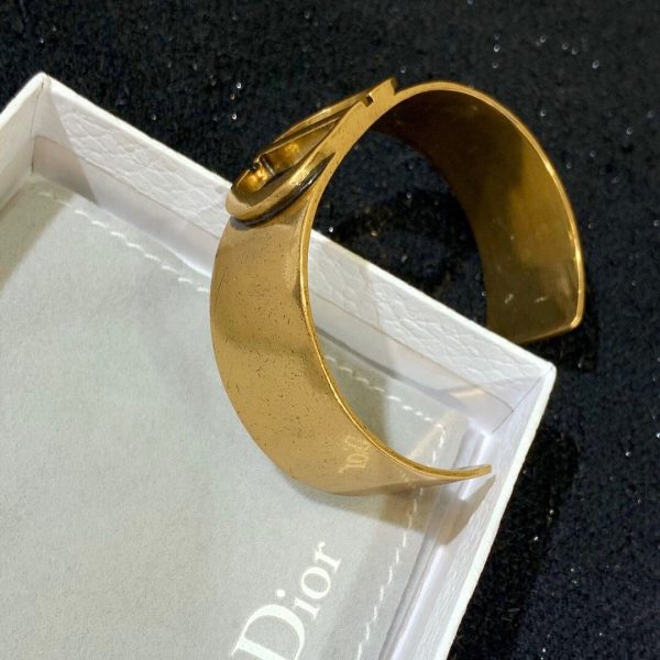Classic Hot Selling Christian Dior 30 Montaigne Fashion Antique Gold-finish CD Motif Hollowed-out Charm Brass Cuff Bangle Replica