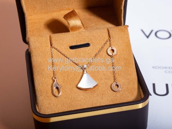 Divas Dream Small Necklace with Mother of pearl and 1 Diamodns Rose Gold Copy