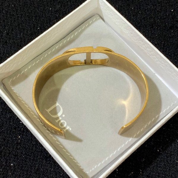 Classic Hot Selling Christian Dior 30 Montaigne Fashion Antique Gold-finish CD Motif Hollowed-out Charm Brass Cuff Bangle Replica