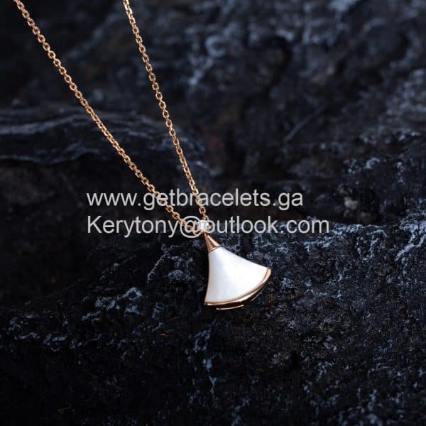 Divas Dream Small Necklace with Mother of pearl and 1 Diamodns Rose Gold Copy
