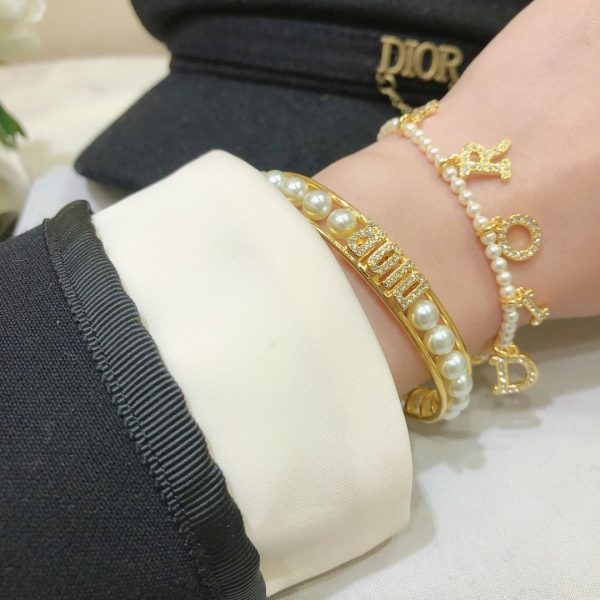 Replica Dior Dio(r)evolution Classic Yellow Gold Paved Diamonds DIOR Logo Pendants Females White Pearl Bracelet B1273DVOCY_D301