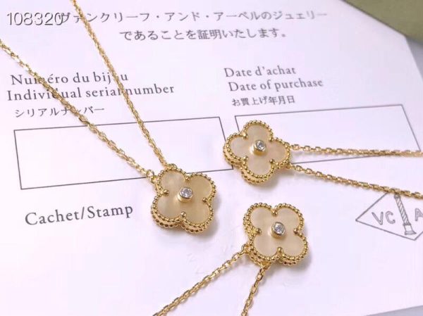 Van Cleef & Arpels Vintage Alhambra Pendant Yellow Gold Mother-of-Pearl With Diamond