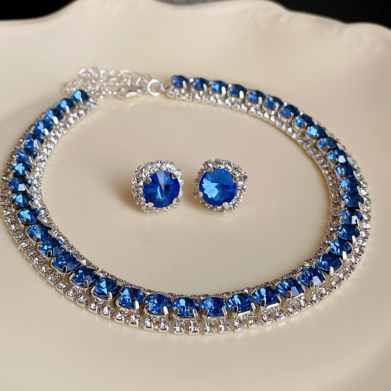 A two-piece set of luxurious and super-shiny diamond-encrusted square collarbone chains.