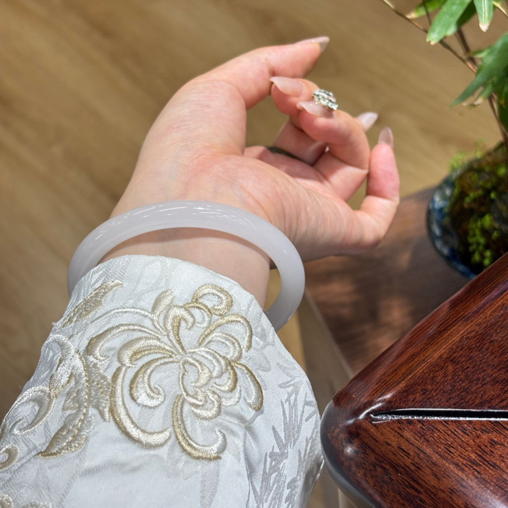 Jinsi jade white moonlight