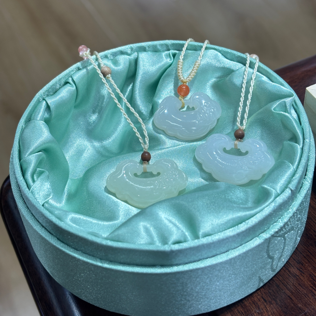 Hetian Jade Auspicious Cloud Lock