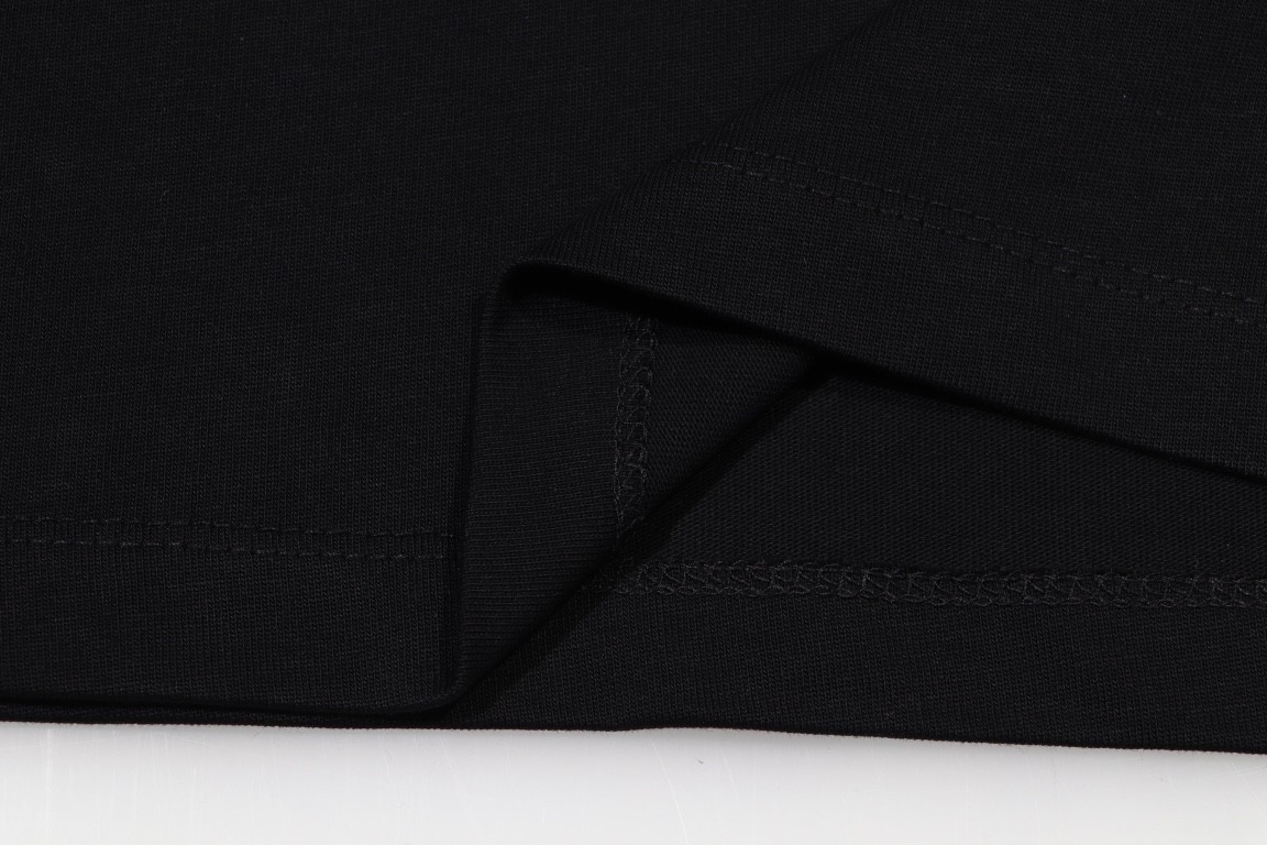 🖤 GUCCI Smiley Black Tee – Bold Mood, Timeless Edge 💚