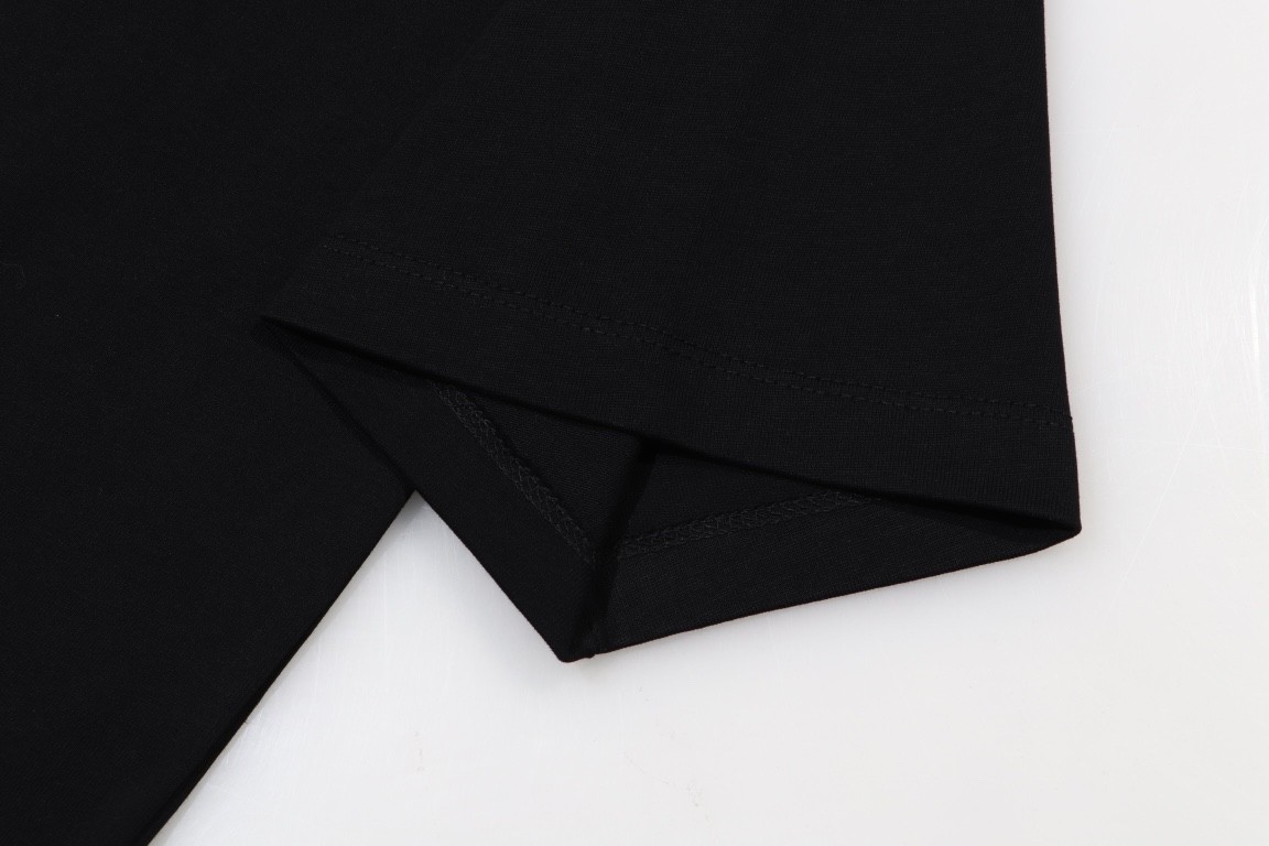 🖤 GUCCI Smiley Black Tee – Bold Mood, Timeless Edge 💚