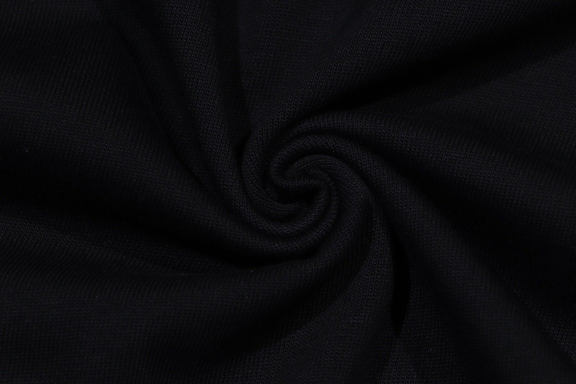 🖤 GUCCI Smiley Black Tee – Bold Mood, Timeless Edge 💚