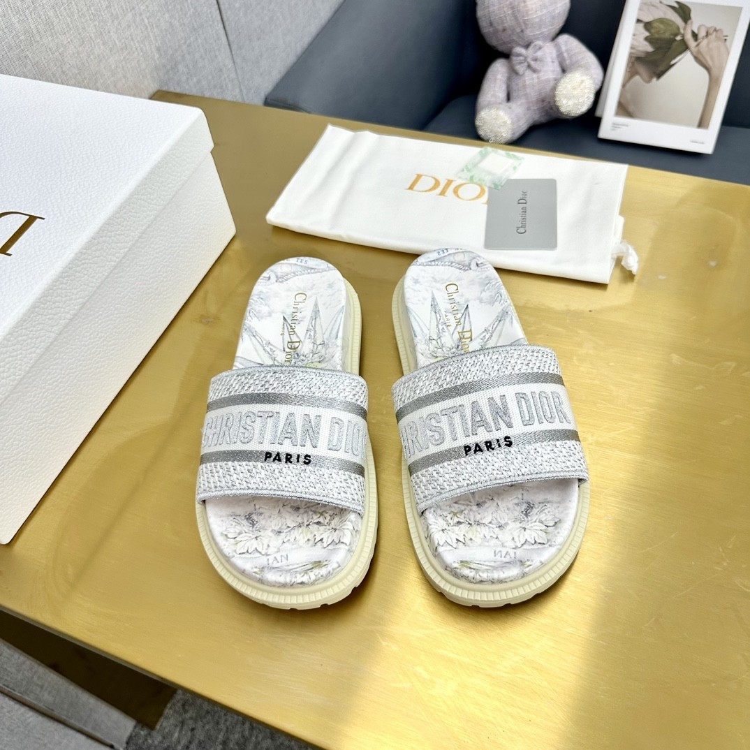 Dior Dway Embroidered Slide – Effortless Elegance for Summer Days