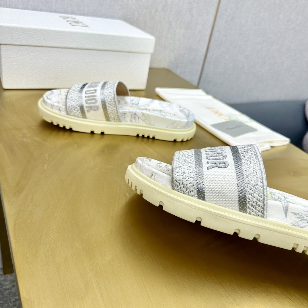 Dior Dway Embroidered Slide – Effortless Elegance for Summer Days