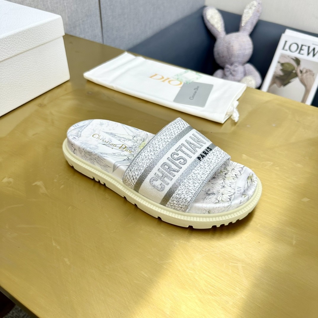 Dior Dway Embroidered Slide – Effortless Elegance for Summer Days