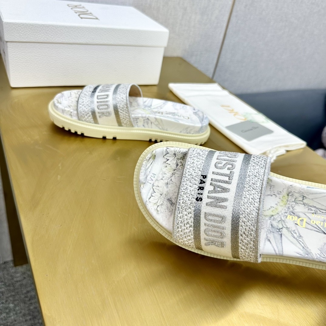 Dior Dway Embroidered Slide – Effortless Elegance for Summer Days
