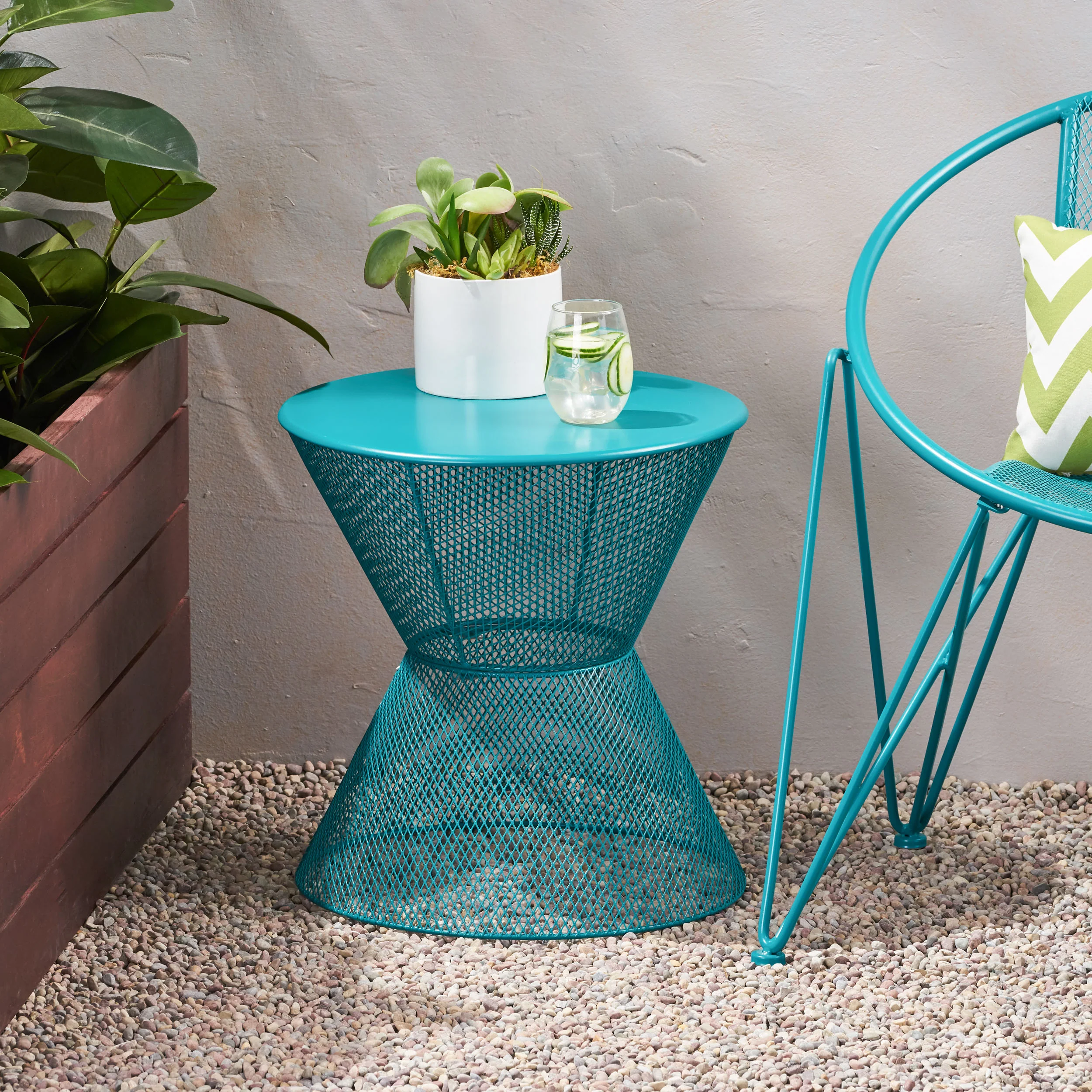 Reliving Outdoor Side Table with Diamond Mesh Design and Iron Frame