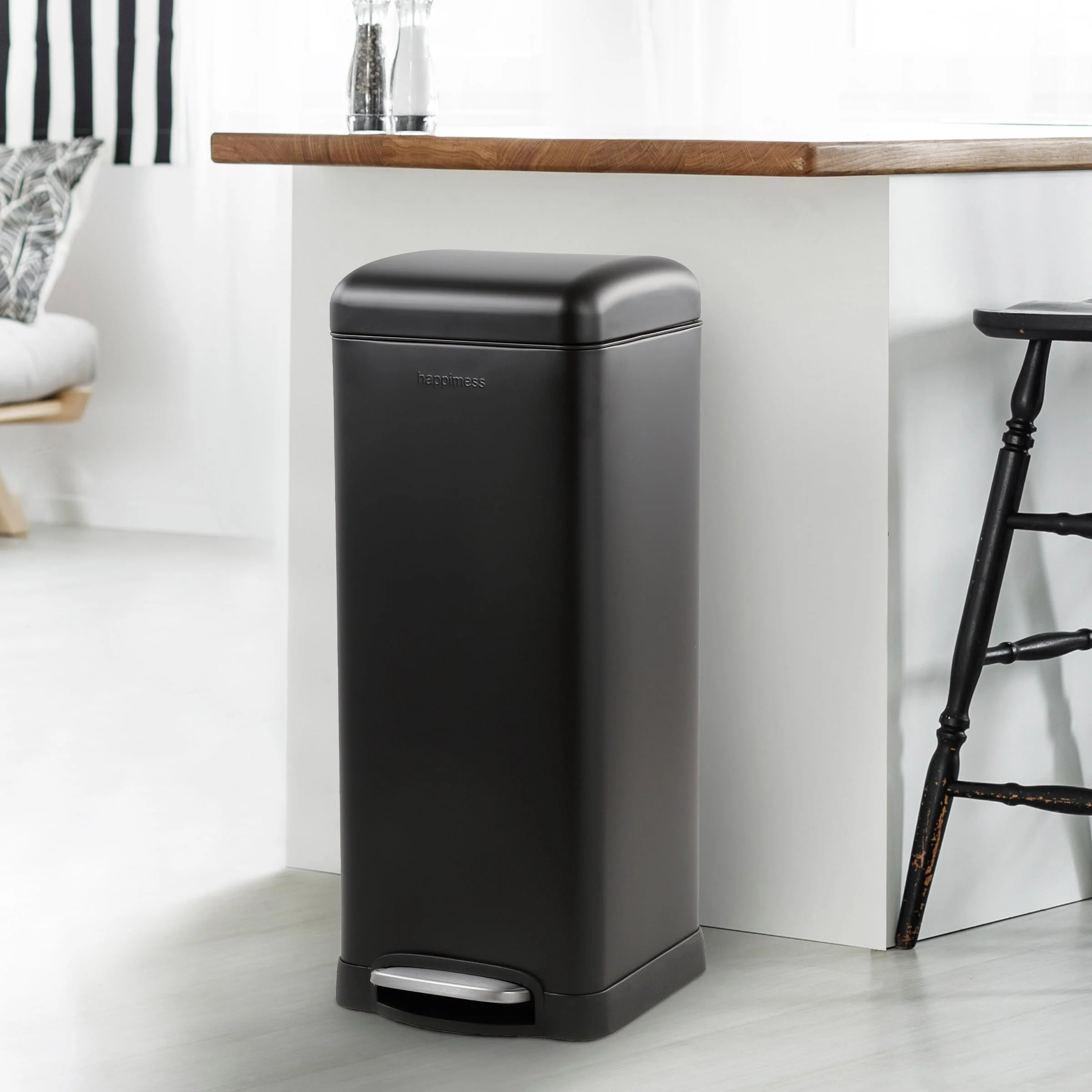 happimess Betty Retro 8-Gallon Step-Open Trash Can