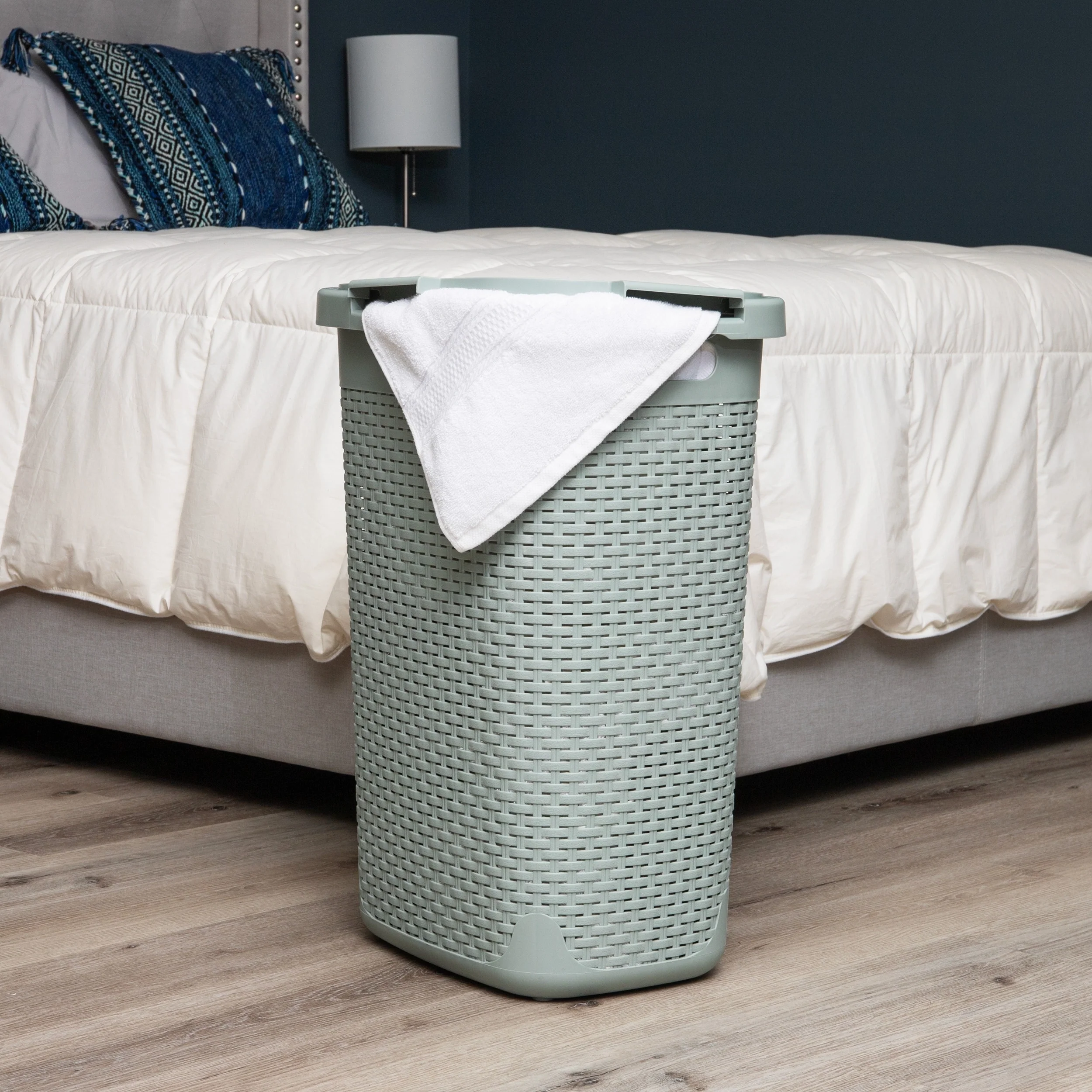 Mind Reader 60L Slim Laundry Hamper, Clothes Basket, Lid, Wicker Design, Plastic, 17.65