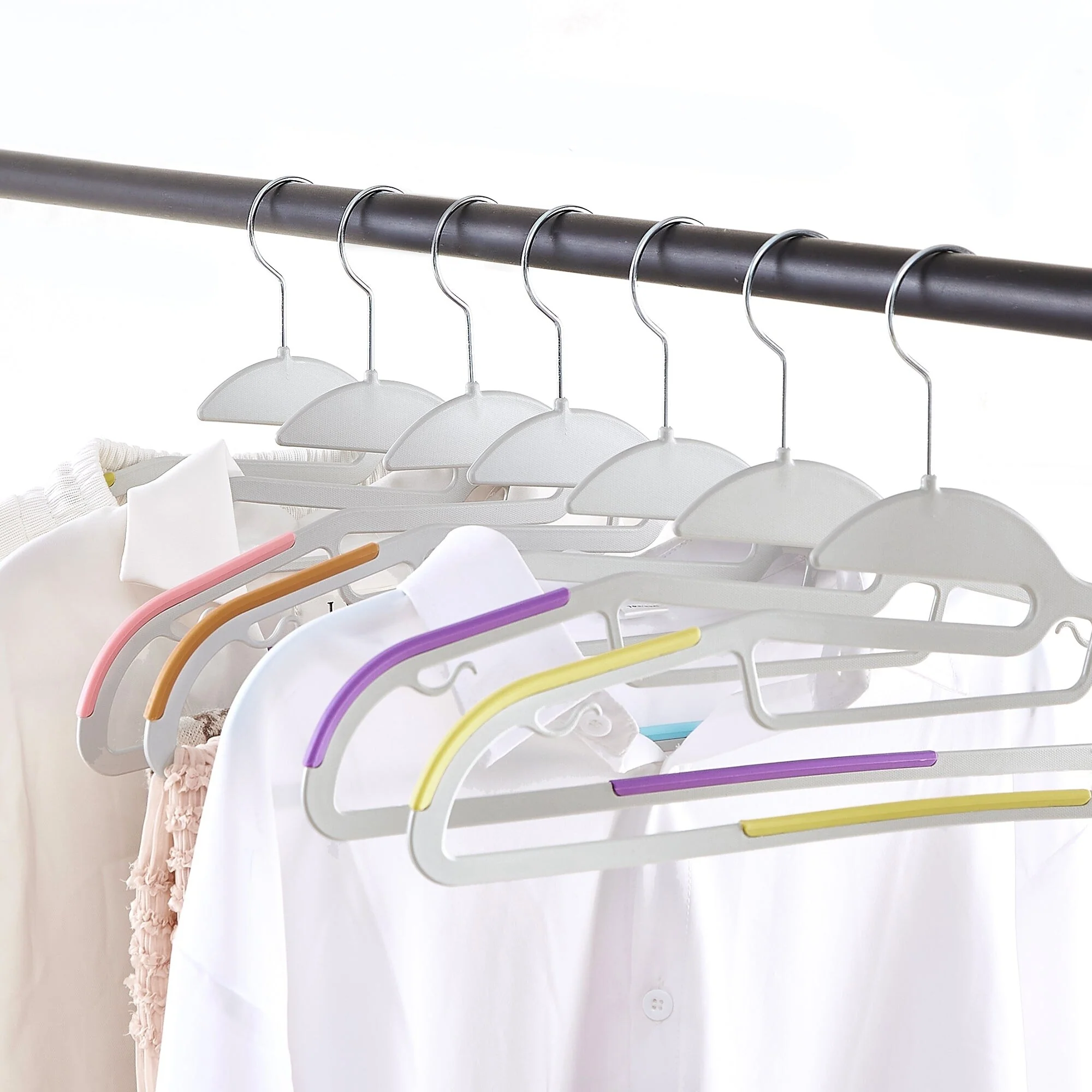Non-Slip Plastic Clothes Hangers with clips Heavy Duty Dry Wet Clothes Hangers Space-Saving Swivel Hook