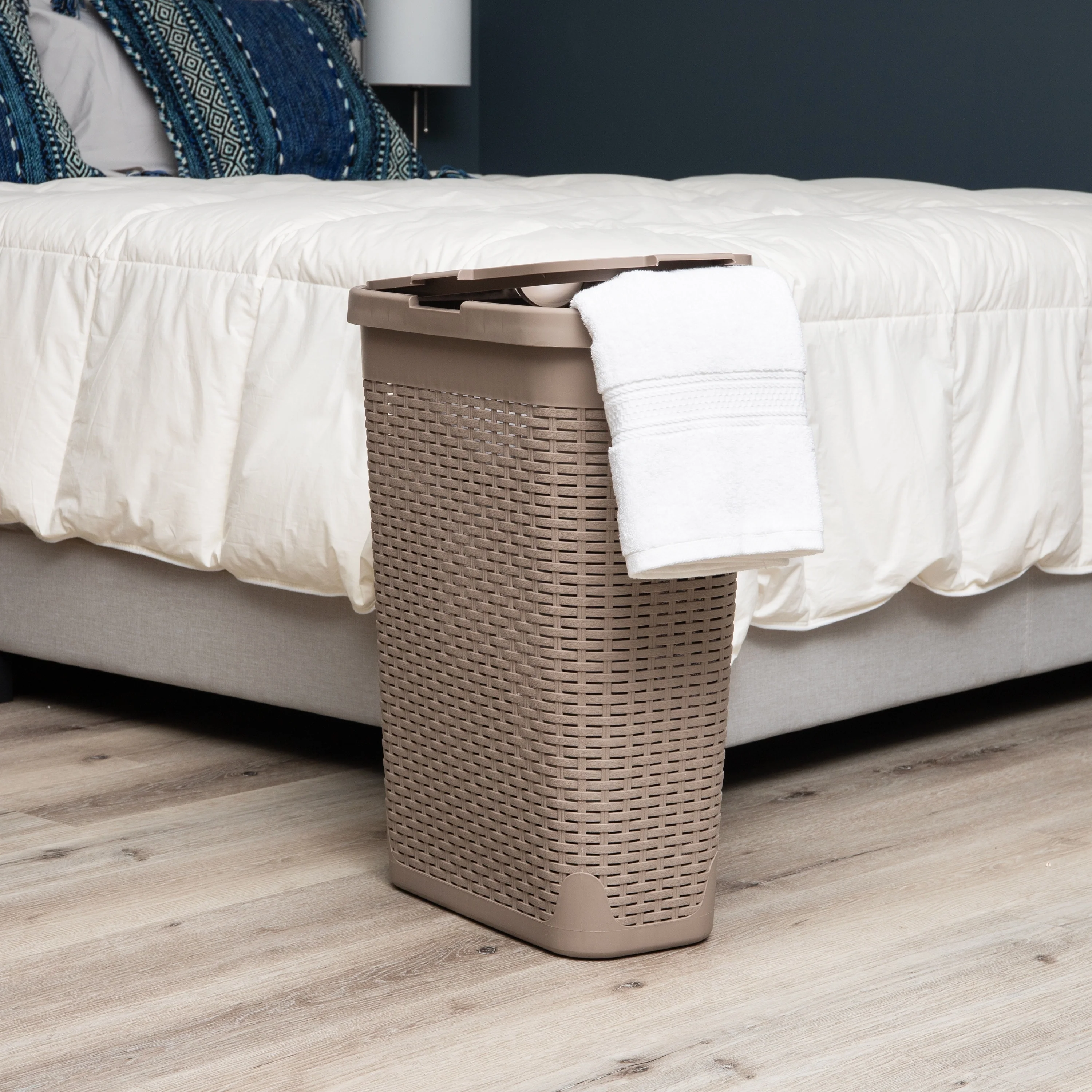 Mind Reader 40L Slim Laundry Hamper, Clothes Basket, Lid, Wicker Design, Plastic, 18