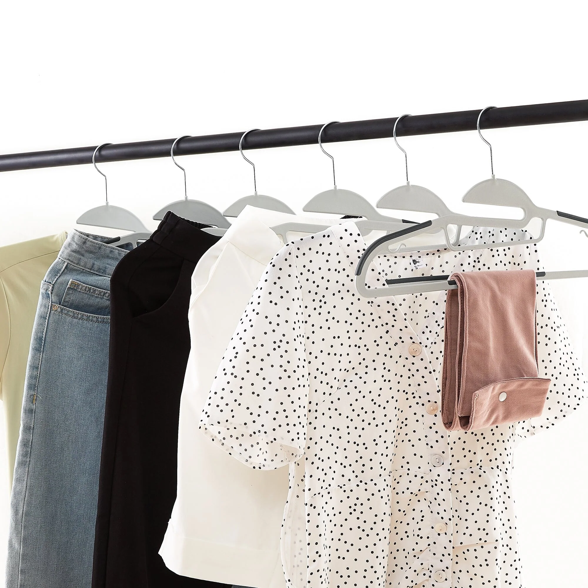 Non-Slip Plastic Clothes Hangers with clips Heavy Duty Dry Wet Clothes Hangers Space-Saving Swivel Hook