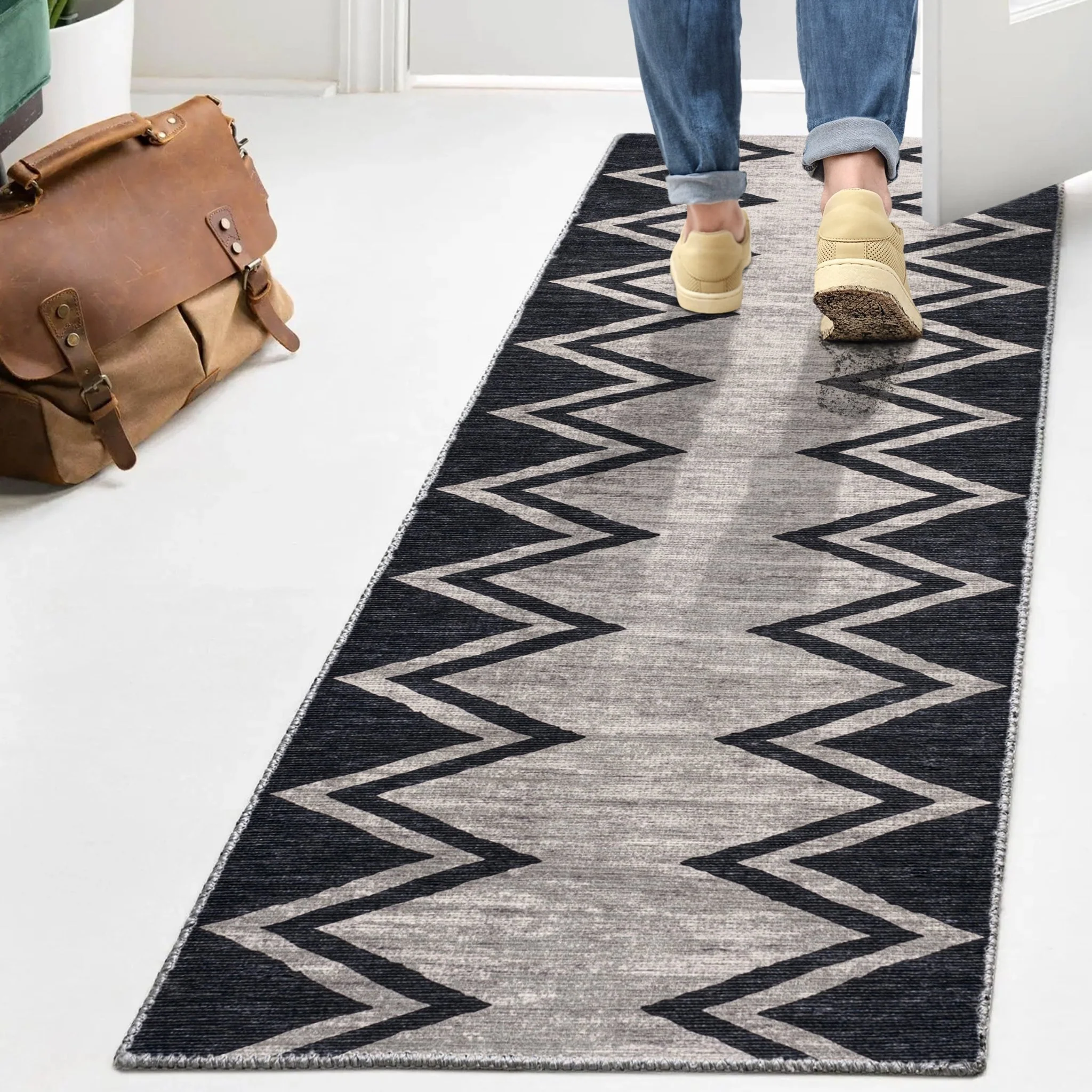 Siksak Modern Chevron Border Machine-Washable Area Rug