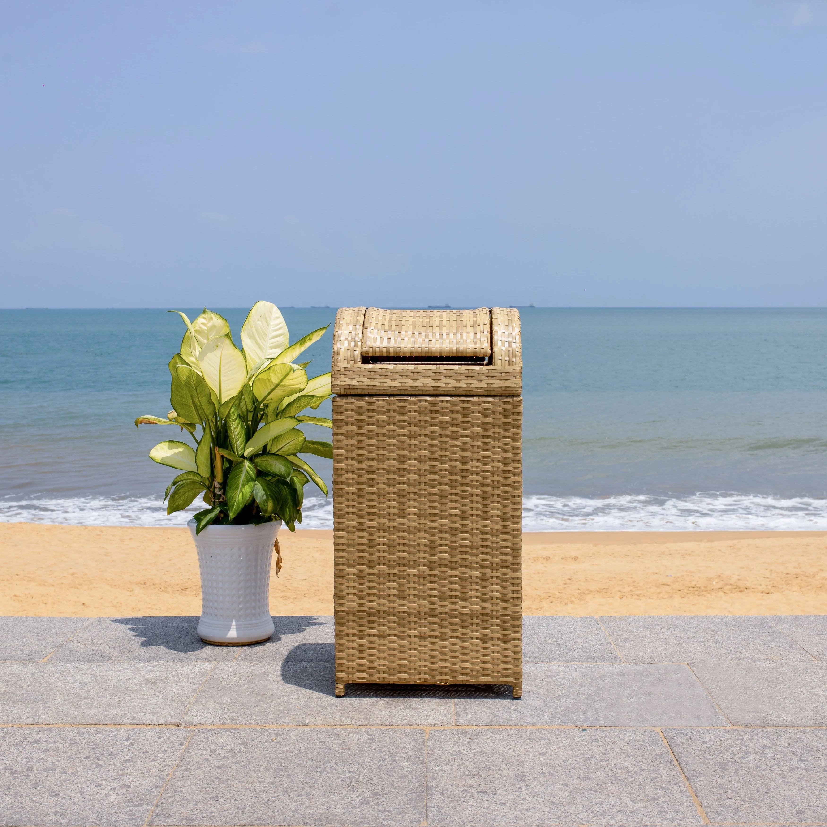 SAFAVIEH Outdoor Karyme Trash Bin (Fully Assembled)