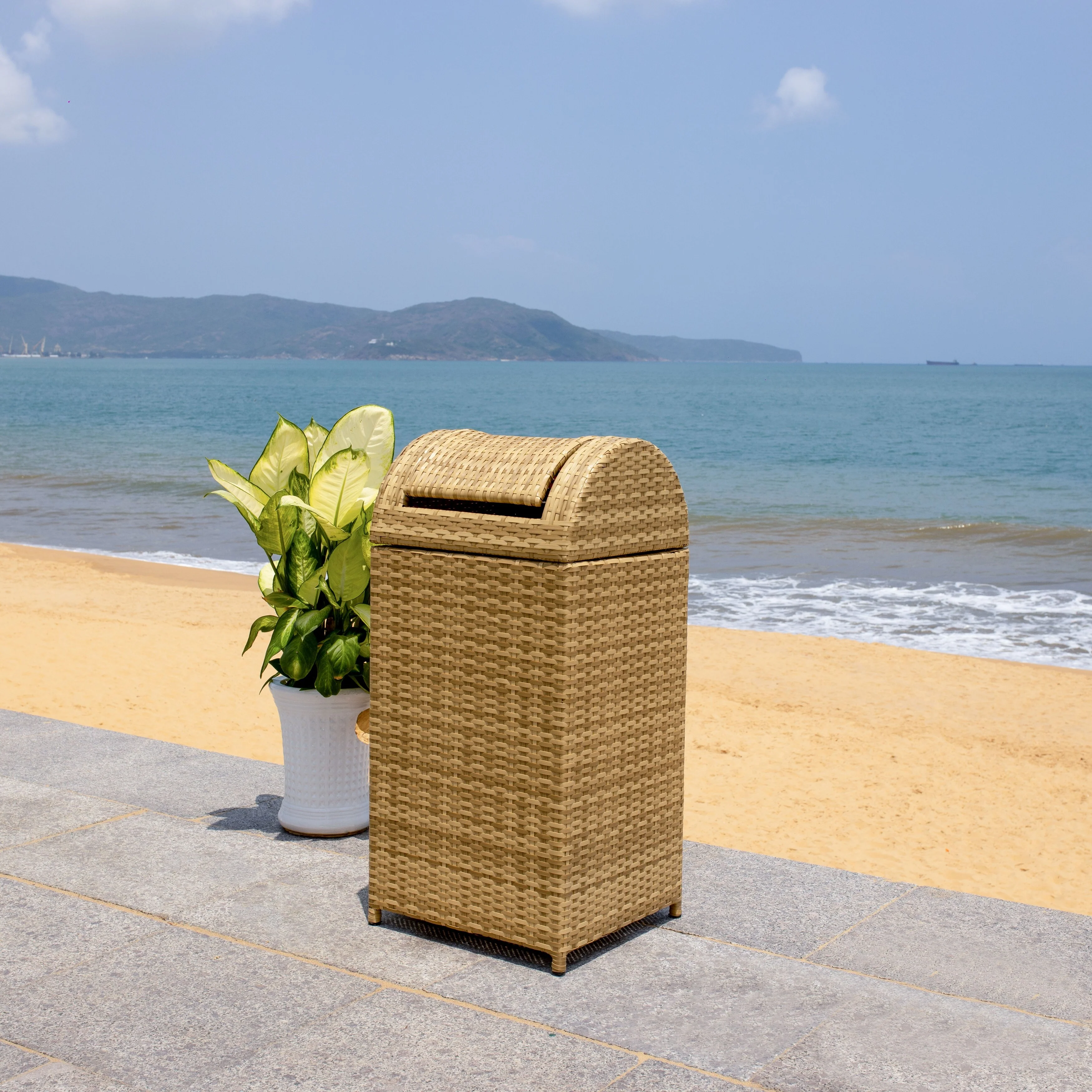 SAFAVIEH Outdoor Karyme Trash Bin (Fully Assembled)