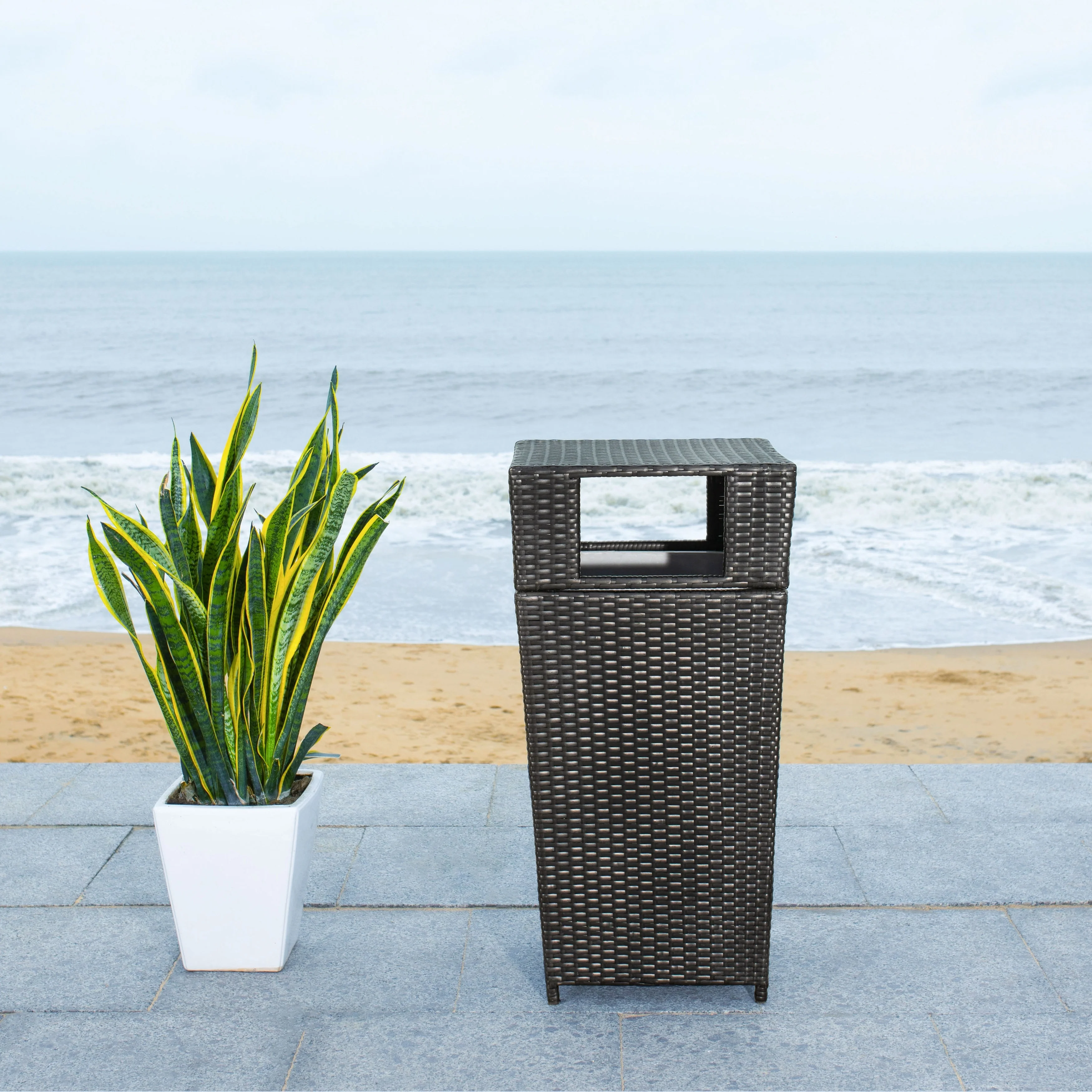 SAFAVIEH Outdoor Jennie Trash Bin (Fully Assembled)