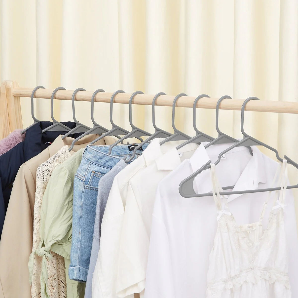 Javlergo 25/50 Pack Plastic Hanger, Space Saving, Sturdy Heavy Duty Clothing Notched Hangers