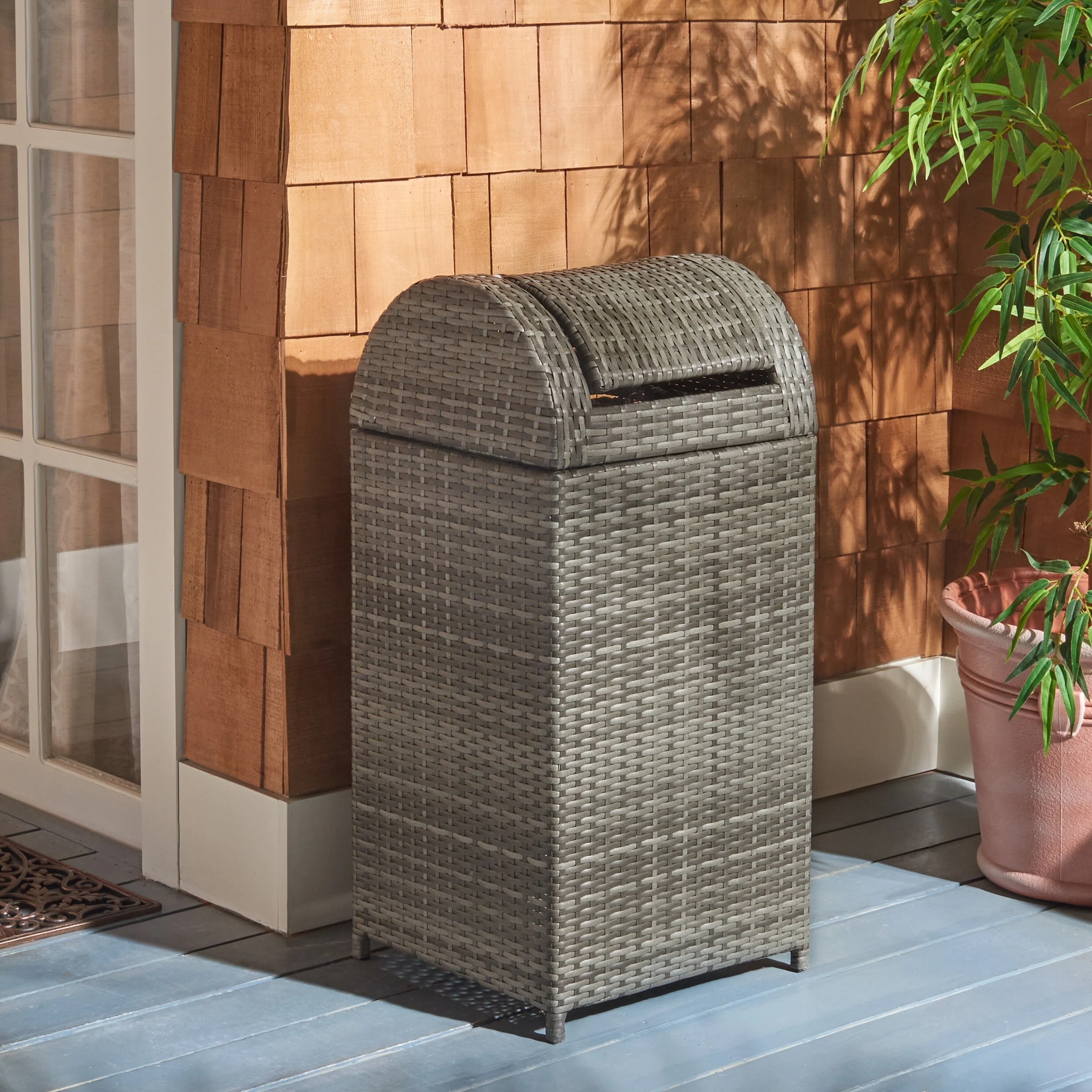 SAFAVIEH Outdoor Karyme Trash Bin (Fully Assembled)