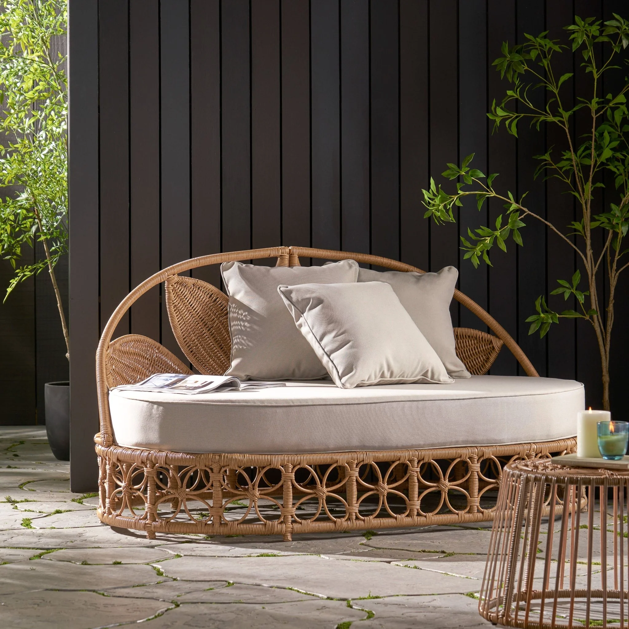 Outdoor Wicker Daybed With Pillows