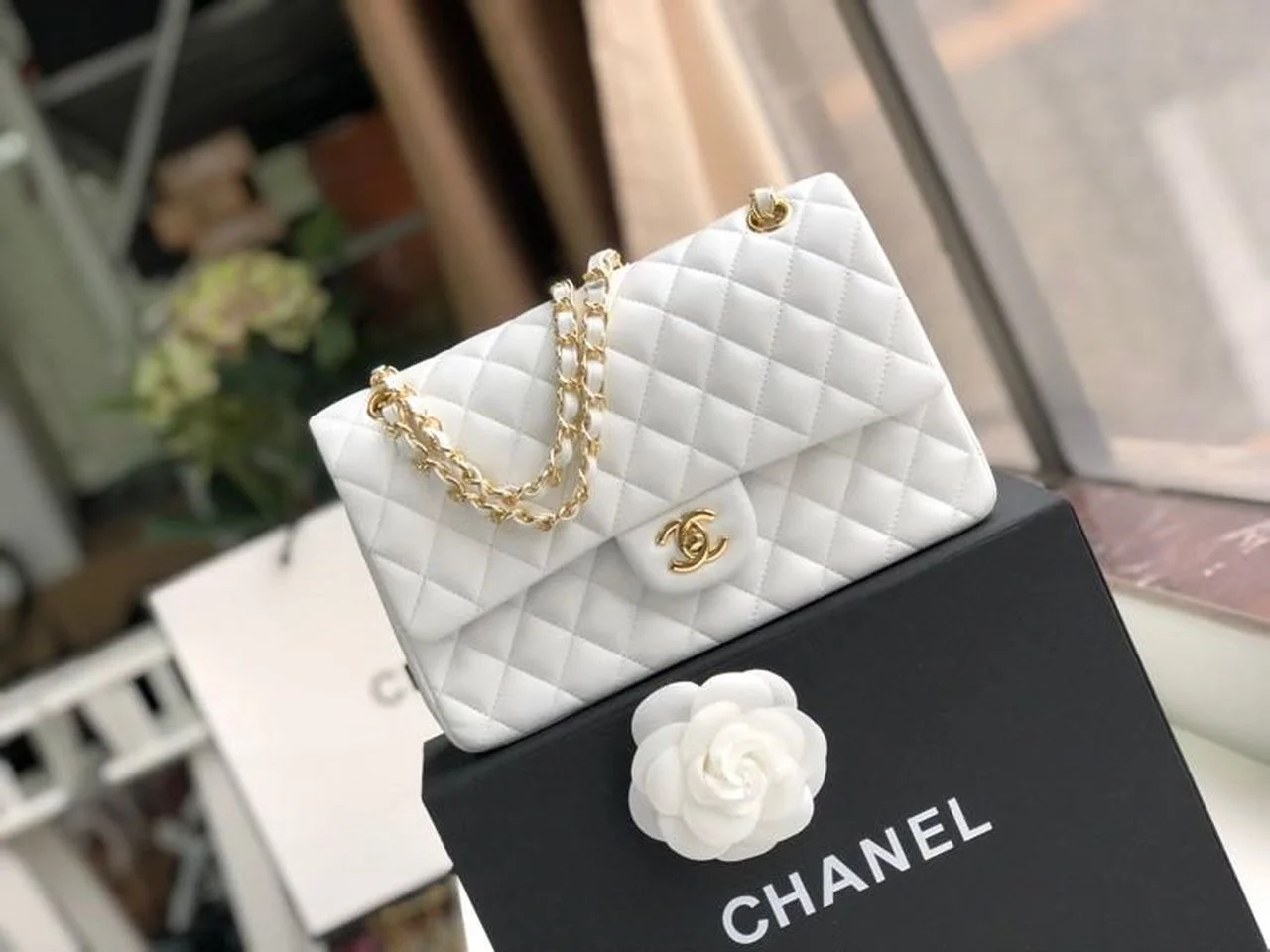 Chanel Classic Handbag Gold Toned Hardware WhiteFor Women, Women's Bags, Shoulder And Crossbody Bags 10.2in/26cm A01112