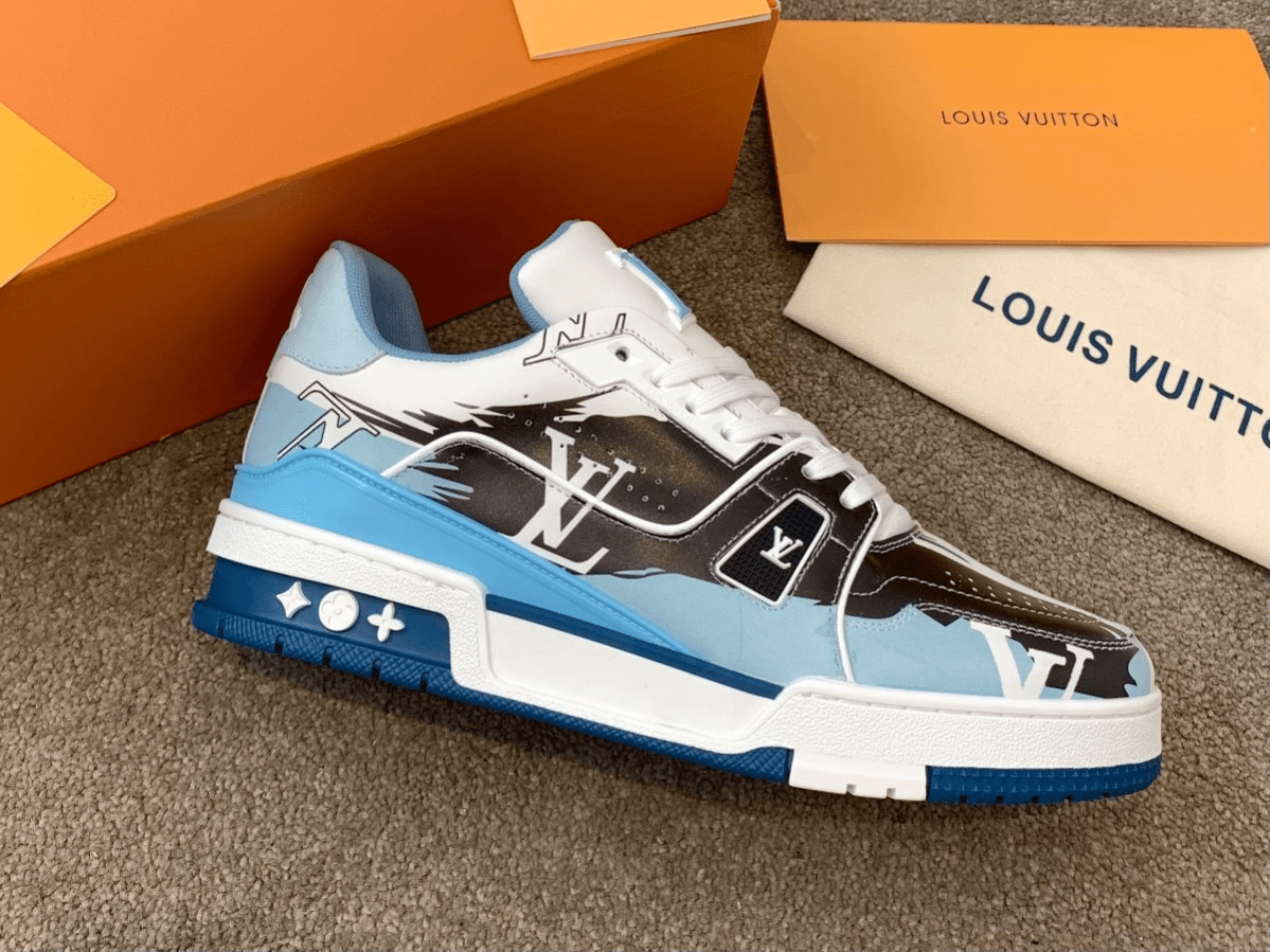 LV Louis Vuitton 2022 latest purchase-level LV Trainer sneakers are made of Monogram embossed calfskin