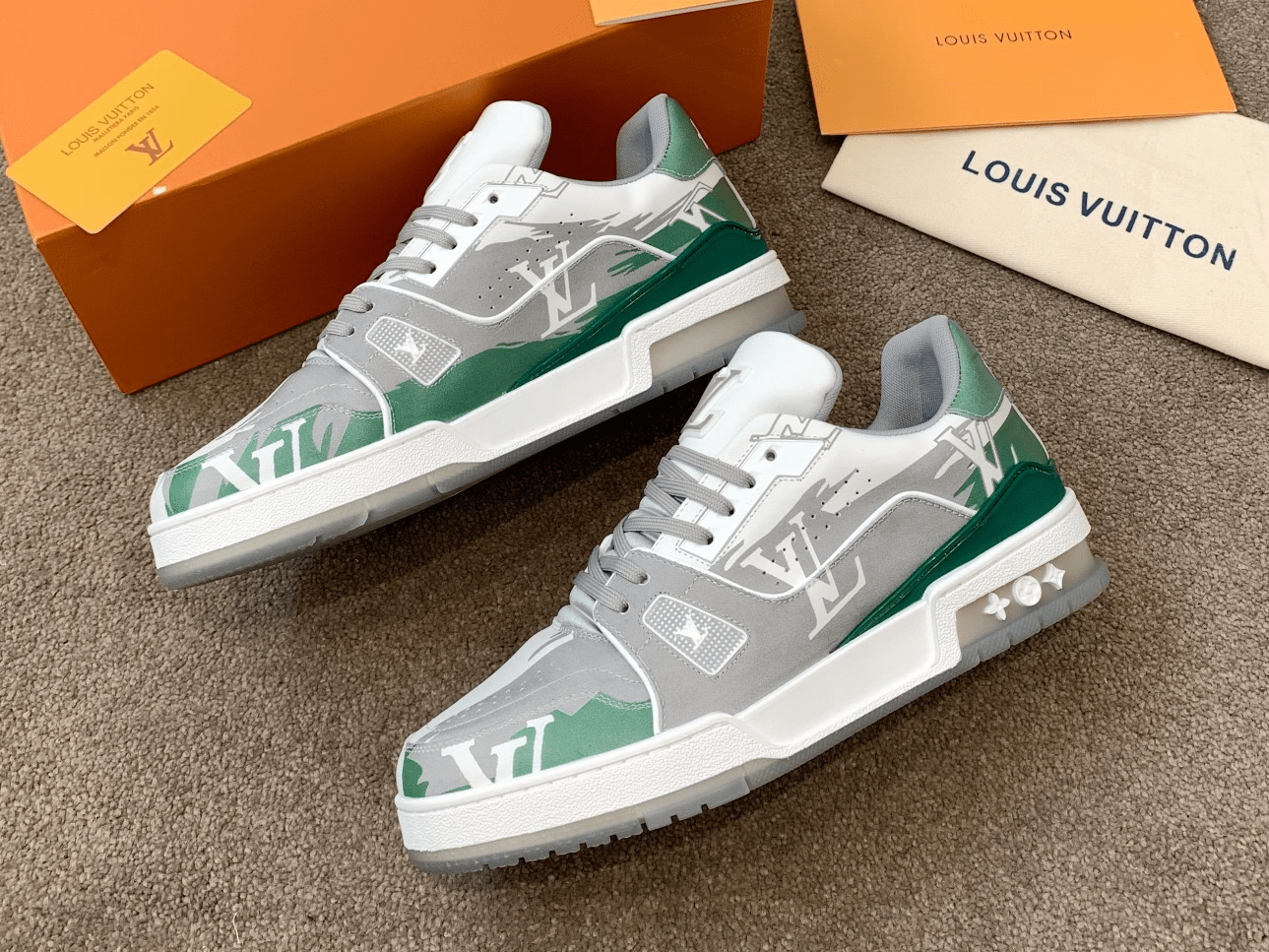 LV Louis Vuitton 2022 latest purchase-level LV Trainer sneakers are made of Monogram embossed calfskin