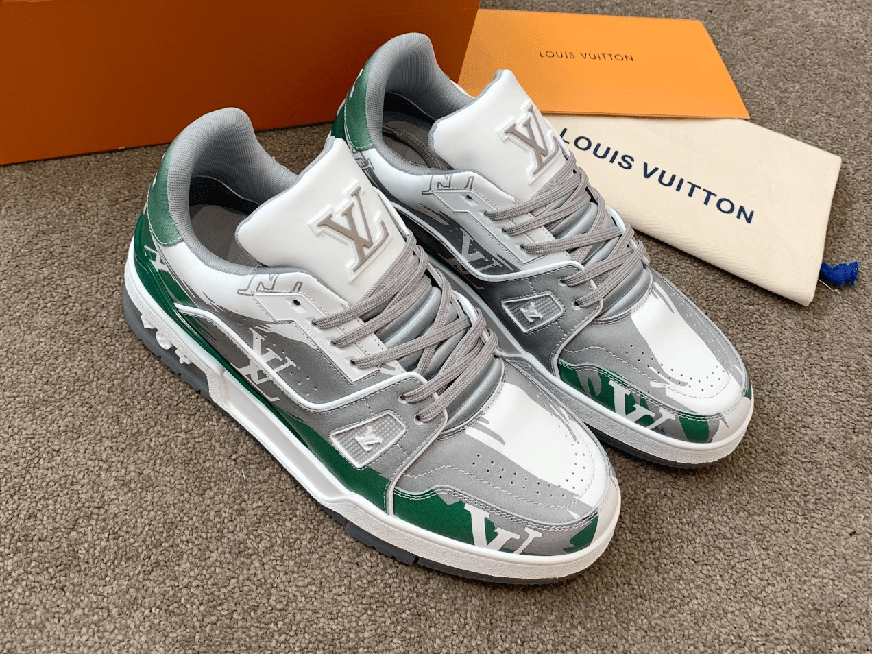 LV Louis Vuitton 2022 latest purchase-level LV Trainer sneakers are made of Monogram embossed calfskin