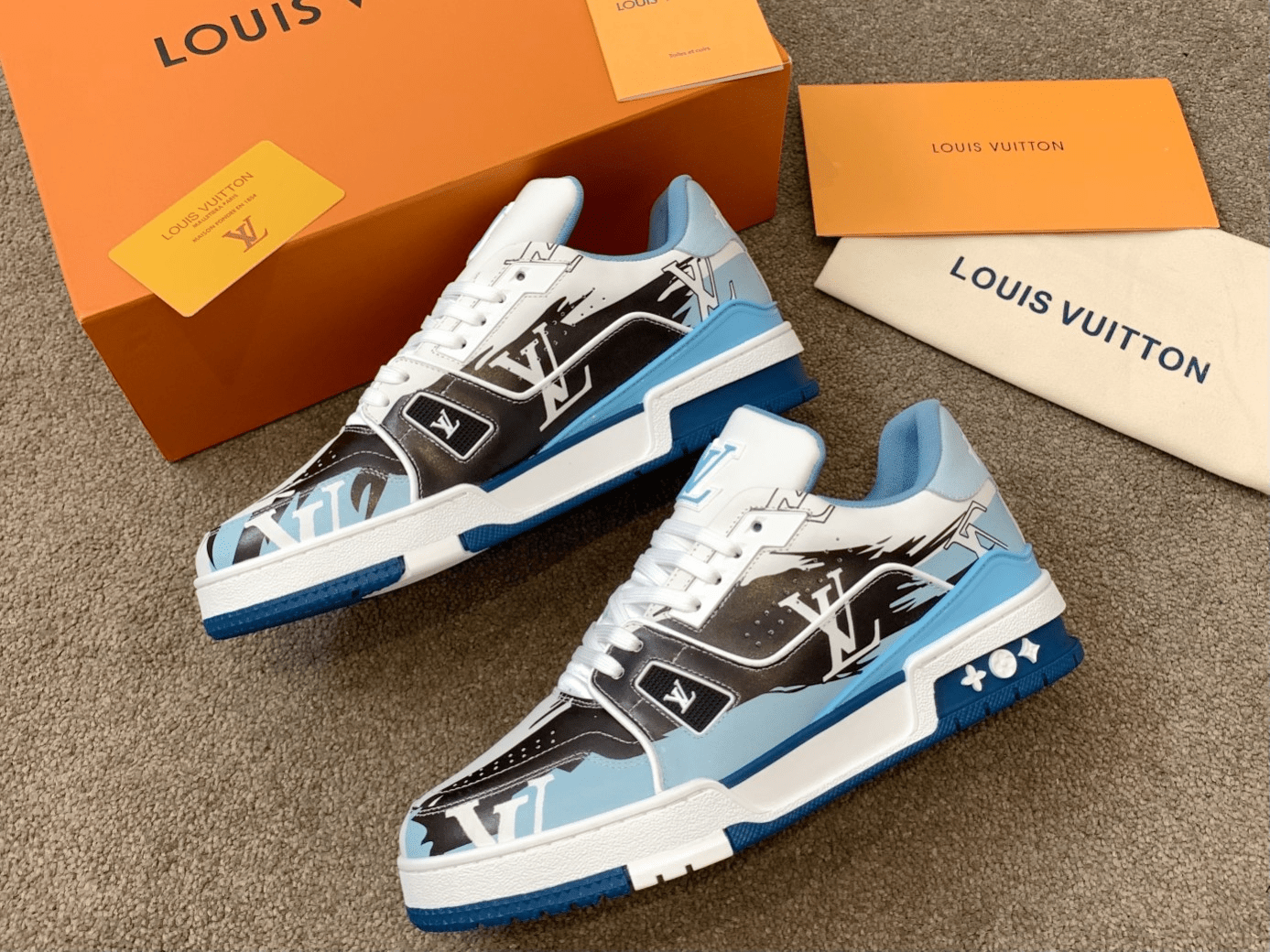 LV Louis Vuitton 2022 latest purchase-level LV Trainer sneakers are made of Monogram embossed calfskin