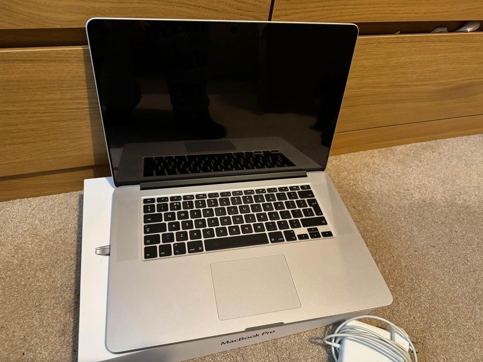 Immaculate like-new quality MacBook Pro 15inch no scratches, everything original authentic!