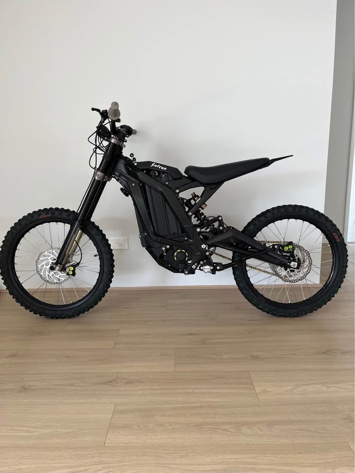 · 2023 Surron electric dirt bike - Like New!